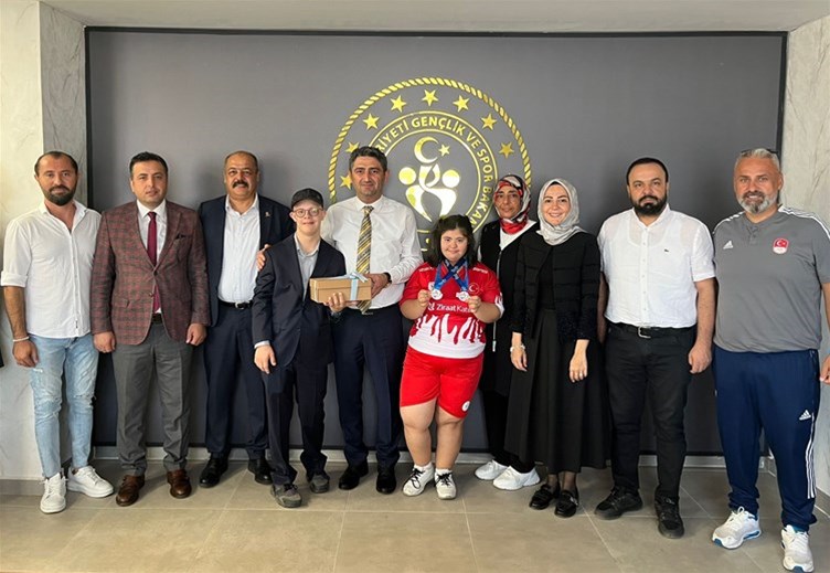 Avrupa Şampiyonu Down sendromlu özel sporcumuz Zeynep Sude BİLGİNER’ Gençlik ve Spor il Müdürümüzü ziyaret etti.